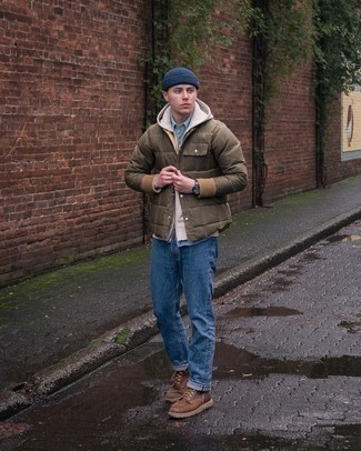 Какие повседневные ботинки носить с синими джинсами мужчине