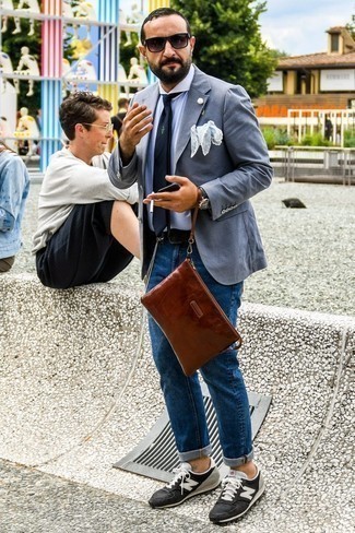 Как носить синие джинсы с темно-серым пиджаком мужчине