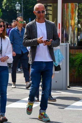 Как носить синие джинсы с темно-серым пиджаком мужчине