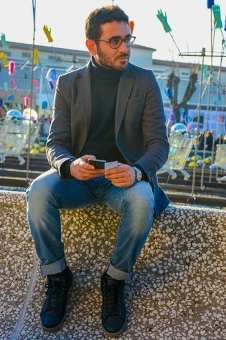 Как носить синие джинсы с темно-серым пиджаком мужчине