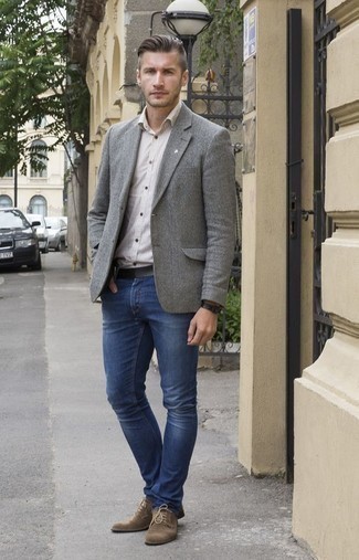Как носить синие джинсы с темно-серым пиджаком мужчине