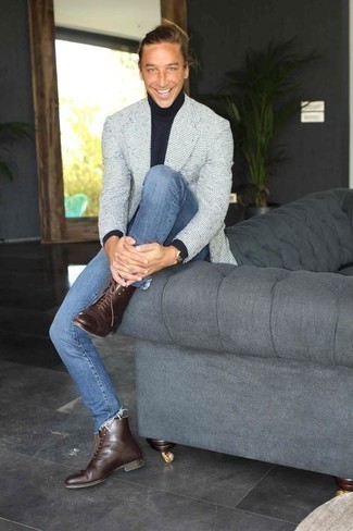 Как носить синие джинсы с темно-серым пиджаком мужчине