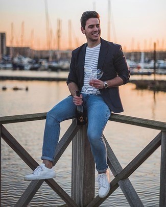 Как носить синие джинсы с темно-серым пиджаком мужчине