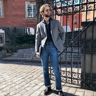 Как носить синие джинсы с темно-серым пиджаком мужчине