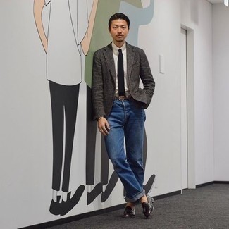 Как носить синие джинсы с темно-серым пиджаком мужчине