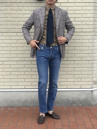 Как носить синие джинсы с темно-серым пиджаком мужчине