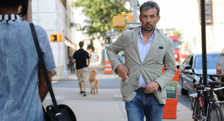 Как носить синие джинсы с темно-серым хлопковым пиджаком мужчине