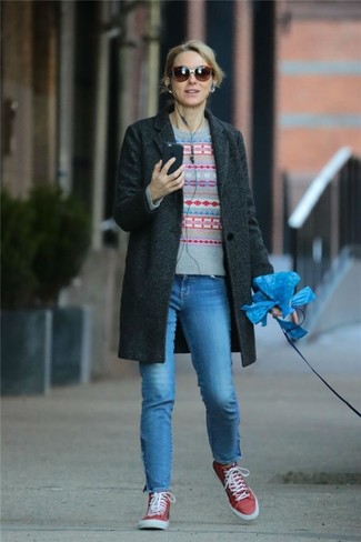 Как носить синие джинсы с темно-серым свитером с круглым вырезом женщине