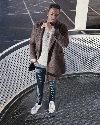 Как носить синие джинсы с темно-серым свитером с круглым вырезом мужчине