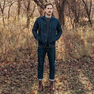 Как носить синие джинсы с темно-серым свитером с круглым вырезом мужчине