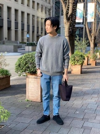 Как носить синие джинсы с темно-серым свитером с круглым вырезом мужчине