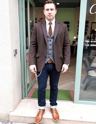 Как носить синие джинсы с темно-серым жилетом