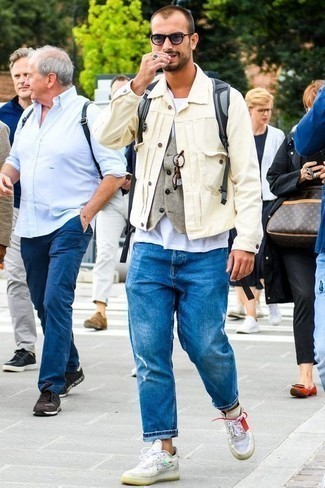 Как носить синие джинсы с темно-серым жилетом