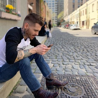 Какие ковбойские сапоги носить с синими джинсами мужчине