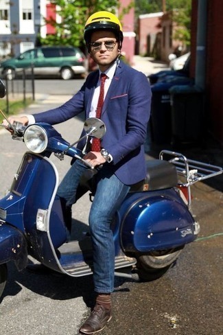 Как носить синие джинсы с темно-коричневыми кожаными брогами