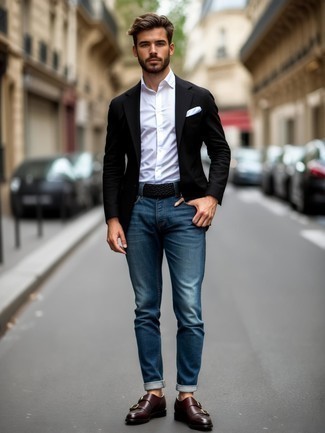 Как носить синие джинсы с темно-коричневыми кожаными монками с двумя ремешками