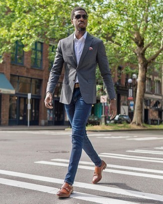 Как носить синие джинсы с темно-коричневыми кожаными монками