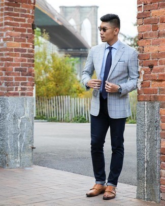 Как носить синие джинсы с темно-коричневыми кожаными монками