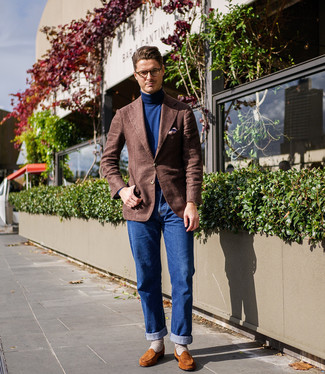 Как носить синие джинсы с темно-коричневым шерстяным пиджаком мужчине