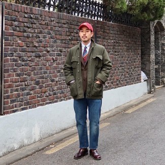 Как носить синие джинсы с темно-коричневым шерстяным пиджаком мужчине