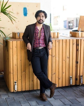 Как носить синие джинсы с темно-коричневым шерстяным пиджаком мужчине