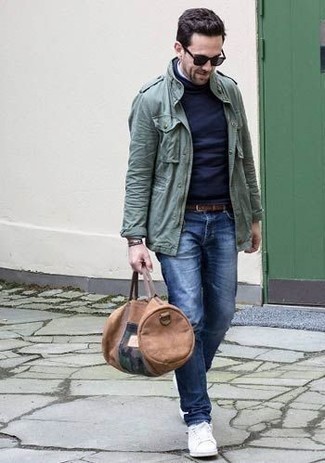 Как носить синие джинсы с темно-зеленой курткой в стиле милитари мужчине
