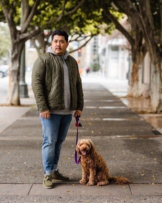 Как носить синие джинсы с темно-зеленым стеганым бомбером мужчине