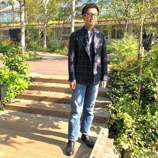 Какие двубортные пиджаки носить с синими джинсами мужчине