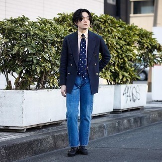 Какие двубортные пиджаки носить с синими джинсами мужчине