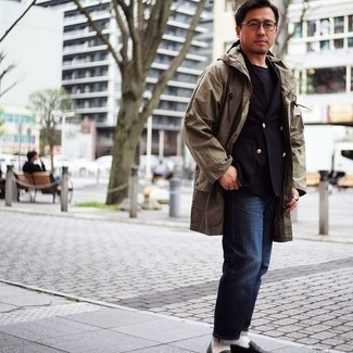 Какие двубортные пиджаки носить с синими джинсами мужчине