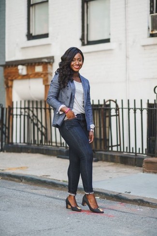 Какие двубортные пиджаки носить с синими джинсами женщине