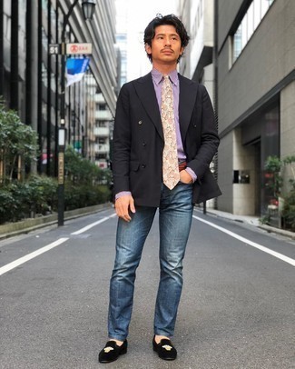 Какие двубортные пиджаки носить с синими джинсами мужчине