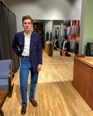 Какие двубортные пиджаки носить с синими джинсами мужчине