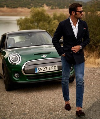 Какие двубортные пиджаки носить с синими джинсами мужчине