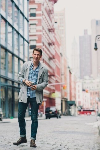 Какие двубортные кардиганы носить с синими джинсами мужчине