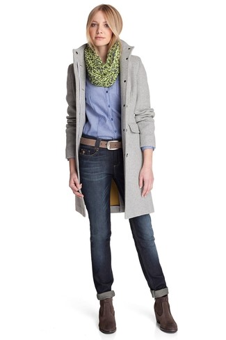 Какие дафлкоты носить с синими джинсами женщине