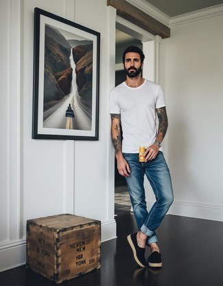 Какие эспадрильи носить с синими джинсами мужчине