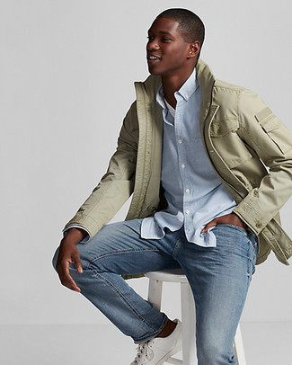 Какие полевые куртки носить с синими джинсами
