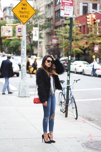 Какие короткие шубы носить с синими джинсами