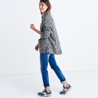 Как носить синие джинсы с серыми кроссовками женщине