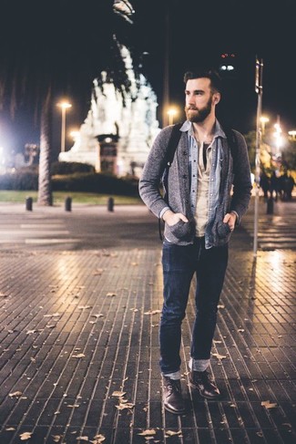 Как носить синие джинсы с серым кардиганом мужчине