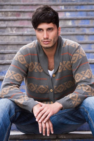 Как носить синие джинсы с серым кардиганом мужчине