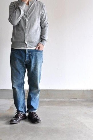Как носить синие джинсы с серым кардиганом мужчине
