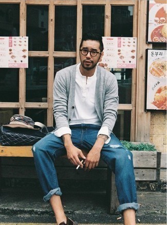 Как носить синие джинсы с серым кардиганом мужчине