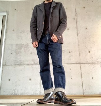 Как носить синие джинсы с серым хлопковым пиджаком мужчине