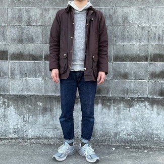 Как носить синие джинсы с серым худи мужчине