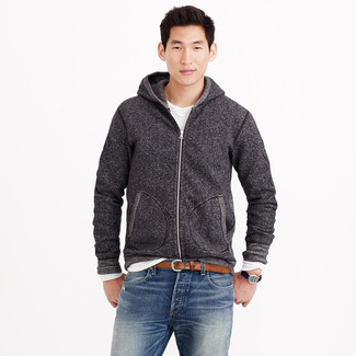 Как носить синие джинсы с серым худи мужчине