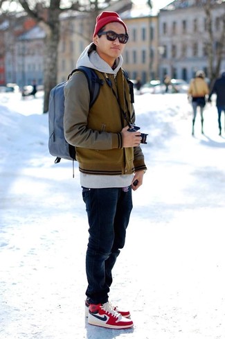 Как носить синие джинсы с серым худи мужчине