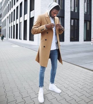 Как носить синие джинсы с серым худи мужчине