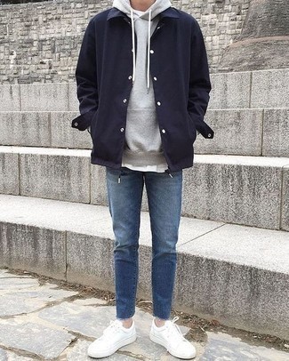 Как носить синие джинсы с серым худи мужчине
